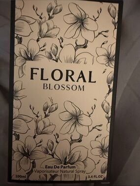 Floral Blossom Eau De Parfum - Black & White Box